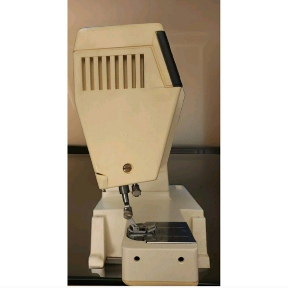 Vintage Singer 6233 Sewing Machine w/ Case, REFURBISHED and RESTORED - Picture 3 of 8